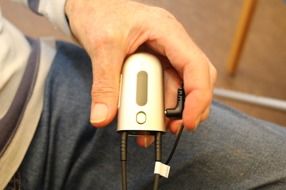 FM-mottaker som holdes fram